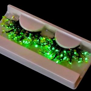 LUMINOUS GLOW IN THE DARK EYELASHES  ( BLUE SHIMMIER GITTER LOOK IN THE LIGHT)